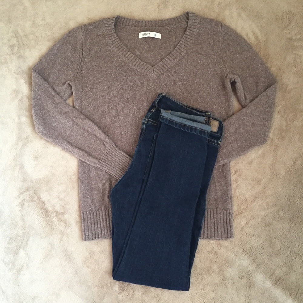 Form fitting brown sweater
